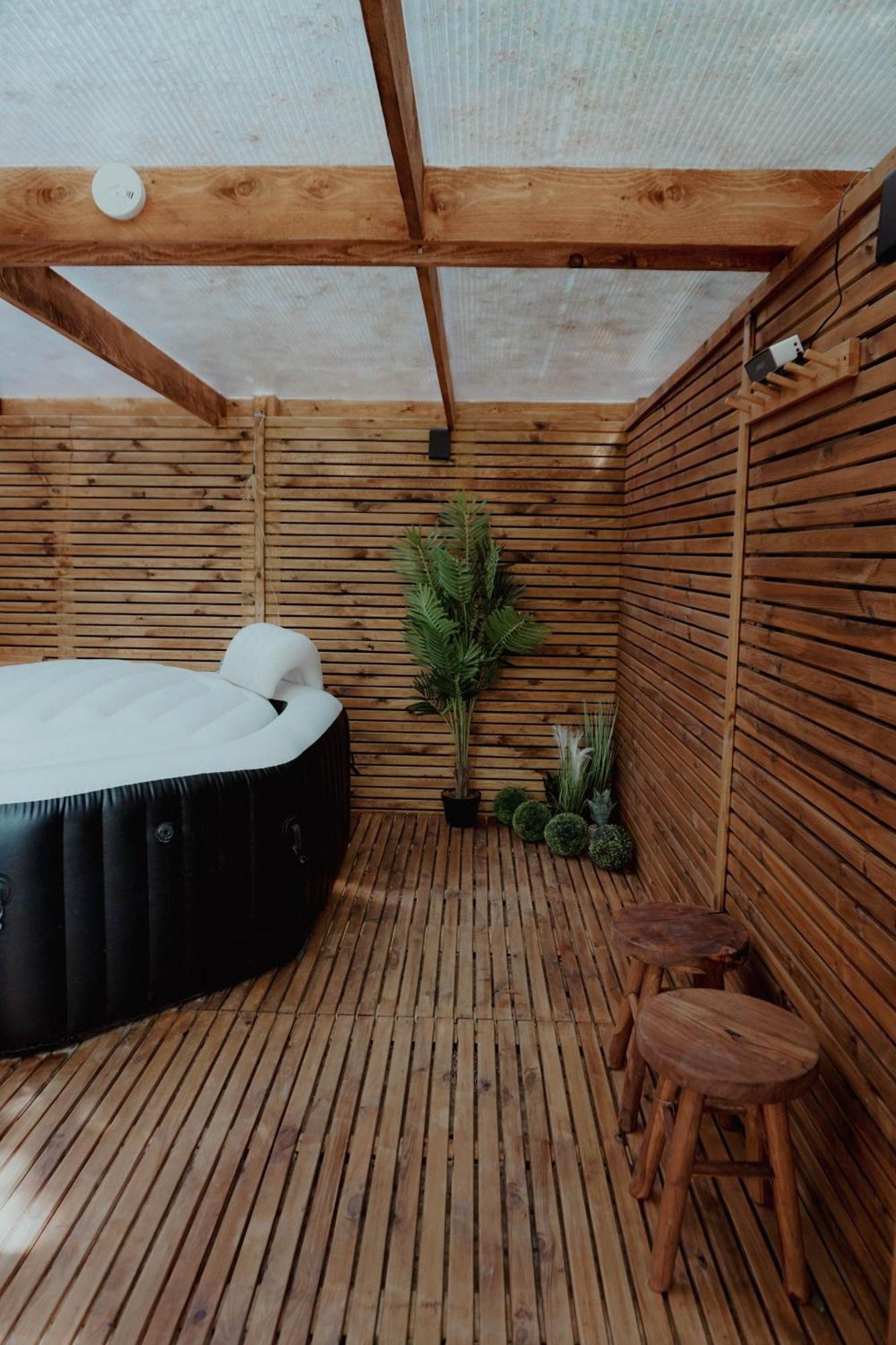 Le Chalet Tipi Avec Jacuzzi Et Jardin Труа Екстер'єр фото